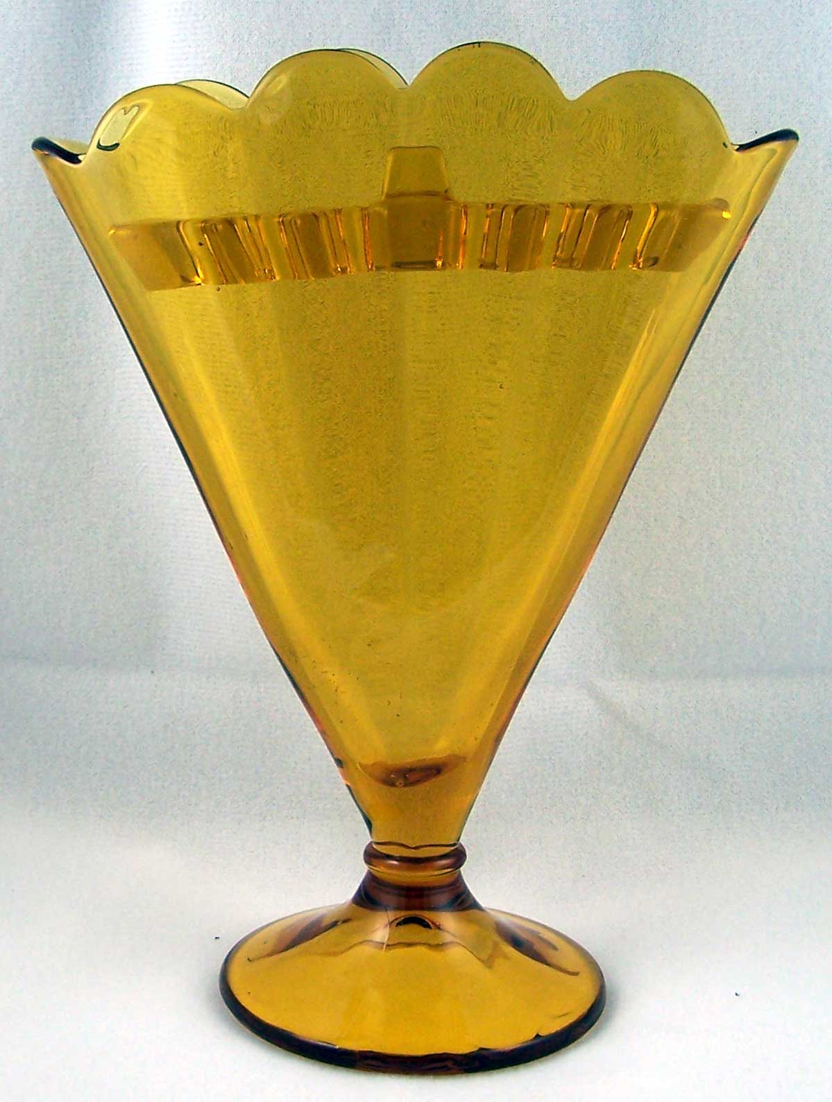 Westmoreland #1901 Fan Vase with Flower Frog