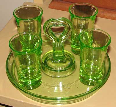 L. E. Smith #  381 Center Handle Cordial Set