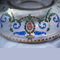 Wheeling D-137 'Wreath Enclosed Flower with Shark Tooth Border' Decoration