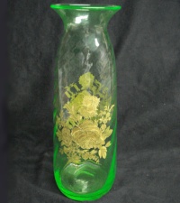 Cambridge # 773 Emerald Vase w/ Gold Encrusted Dresden Rose Etch