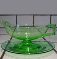 Heisey #1184 Yeoman French Dressing Boat and Plate