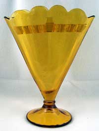 Westmoreland #1901 Fan Vase with Flower Frog