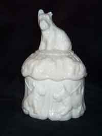 Akro Agate Scottie Powder Box