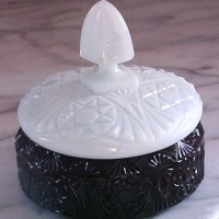 L. E. Smith Arrowhead Puff Box