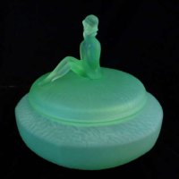 L. E. Smith "Jackie" Powder / Puff Box